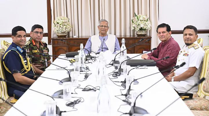 নির্বাচনের প্রস্তুতি নিতে তিন বাহিনী প্রধানকে নির্দেশ প্রধান উপদেষ্টার